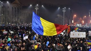 Mii de protestatari au marsaluit din Piata Victoriei pana la Palatul Parlamentului! Manifestantii au strigat "Jos comunistii" si s-au ciocnit cu jandarmii!