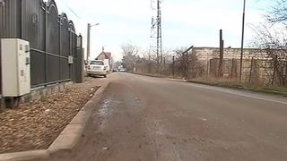 Lucrari facute in bataie de joc! O banda de circulatie, din Chiajna, mai ingusta ca o pista de biciclete