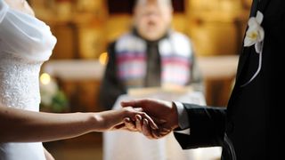 Un albanez care s-a casatorit de conveninenta pentru a sta in Romania a fost amendat cu 600 de lei si obligat sa paraseasca tara in 30 de zile