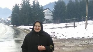 Ce poarta aceasta batrana din Telciu in picioare? Imaginea care a emotionat pe toata lumea
