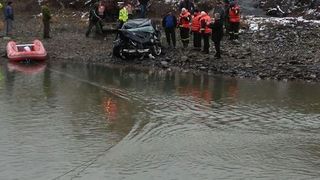 Sibiu: Barbat gasit decedat intr-o maşina cazuta in raul Olt şi scoasa de pompieri dupa doua zile de cautari