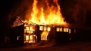 O familie cu doi copii mici a ramas pe drumuri, in prag de sarbatori, dupe ce un incendiu le-a distrus casa!