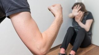 Imagini socante! Un barbat si-a batut sotia pana a omorat-o, apoi a postat pe facebook imagini cu trupul ei invinetit!