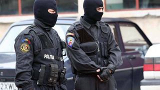 Perchezitii de amploare in Bucuresti. Politistii au ridicat peste 60 de kilograme de materiale pirotehnice