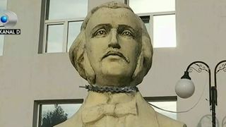 Monumentul Kitschului, in Chiajna. Autoritatile au "spanzurat" bustul unui scriitor cunoscut la intrarea in scoala