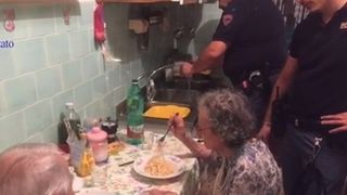 Vecinii au auzit plansete si urlete de la apartamentul vecin, asa ca au chemat politia. E sfasietor cum au fost gasiti acesti 2 batranei