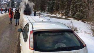 Un turist si-a parcat masina chiar pe sina Mocanitei