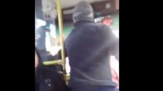 Un sofer de autobuz a fost lovit de un calator beat. Autobuzul se afla in miscare