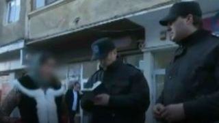 Imagini revoltatoare! Copii nevinovati, obligati de parinti sa cerseasca de sarbatori!