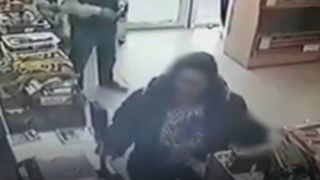 Imagini revoltatoare! O mama si-a indemnat fetita de doar 10 ani sa fure dintr-un magazin!