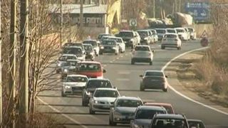 Romanii stau ore in sir in trafic pentru cateva clipe pe partia de schi!