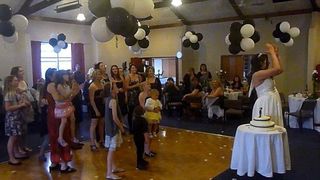 Tinea in brate un bebelus cand mireasa a aruncat buchetul! Ce a urmat apoi este  incredibil