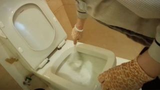 Imagini infioratoare surprinse intr-un hotel de 5 stele! Camerista spala canile cu peria de WC