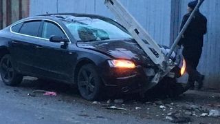 Fiul unui politist de frontiera a intrat cu bolidul de lux intr-un stalp. Soferul, beat si cu permisul anulat, a fugit de la locul faptei