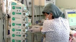 Caz socant! O fetita de 13 ani, victima a unui viol, a nascut singura in baie