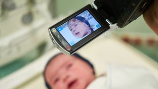 Un bebelus de cinci luni a fost operat dupa ce medicii au descoperit ca micutul il purta in burta pe fratele geaman