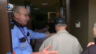 Cozi la ghiseele din Capitala. Romanii s-au inghesuit sa isi plateasca impozitele