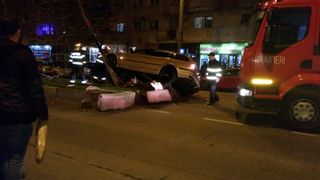 Accidentul care a ingrozit aseara Bucurestiul! Doi tineri au ajuns la spital, dupa ce masina lor a intrat intr-un pom!