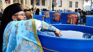 De unde este adusa apa ce va fi sfintita de Boboteaza la Patriarhie! Ce se face cu agheasma luata de la biserica in aceasta zi