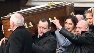 Distrusa de durere, o fiica cara sicriul mamei sale. Femeia a fost ucisa in seara de Craciun