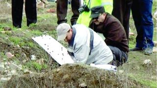 Femeia din Iasi ingropata de fiu pe camp era vie. A murit asfixiata cu pamant