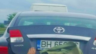 Un sofer bihorean a starnit amuzamentul colegilor din trafic cu "incarcatura" din portbagaj