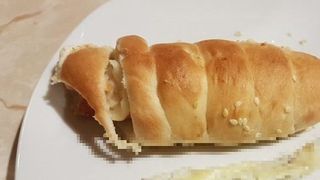 A dat 2.5 lei pe un crenvursti in aluat, dar ce a gasit inauntru l-a oripilat!