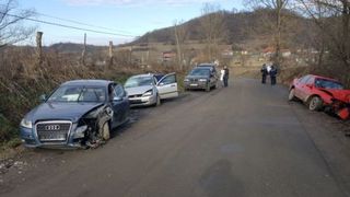 Noua persoane au fost ranite, in Mures, in urma ciocnirii dintre trei masini. O persoana a ramas incarcerata
