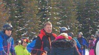 Presedintele Klaus Iohannis, surprins la ski in Muntii Sureanu