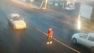 Accident mortal surprins de camerele de supraveghere, in Neamt. O batrana a incercat sa traverseze printr-un loc nepermis si a fost spulberata de un autoturism