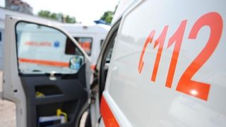 O ambulanta, implicata intr-un carambol, in Iasi. O persoana a fost ranita