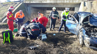 Doi tineri au fost raniti grav, dupa ce au plonjat cu masina de pe un pod