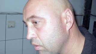 Un militar din Cluj l-a batut crunt pe amantul sotiei sale, un baiat de 18 ani