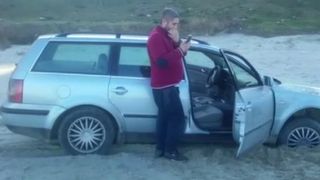 Un tanar care a ramas, duminica, blocat cu masina pe plaja a fost amendat cu suma de 10.000 de lei