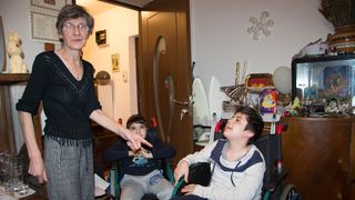 Prizonieri in propria casa! Doi fratiori din Vrancea, imobilizati in scaunul cu rotile, isi implora bunica sa ii scoata afara