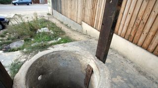 Teleorman: Batrana de 91 de ani cazuta intr-o fantana cu diametrul de un metru, salvata de pompieri