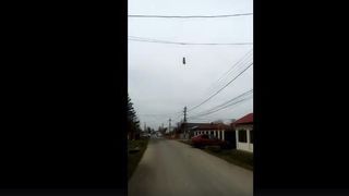 Descoperire macabra facuta de un barbat intr-un sat din Prahova: "Sta agatat de cabluri"