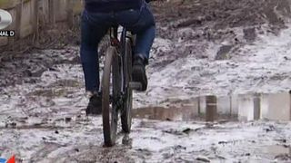 Strada din Bucuresti care nu a fost niciodata asfaltata. Craterele pline cu apa depasesc jumatate de metru