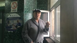 La Spitalul Judetean Craiova, medicii si bolnavii fumeaza cot la cot pe holurile unitatii spitalicesti. Revoltator!