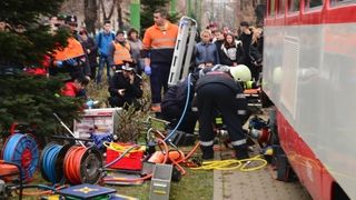 Fetita de 12 ani, prinsa sub rotile tramvaiului, in Arad