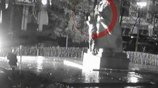 Statuia lui Mihai Eminescu, din Galati, vandalizata. Politistii nu au reusit sa-l identifice pe autorul ispravii