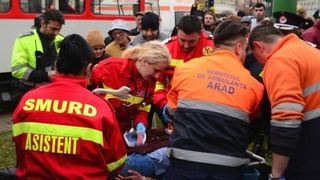 Care este starea fetitei din Arad, prinsa sub rotile tramvaiului. Medicii sunt ingrijorati