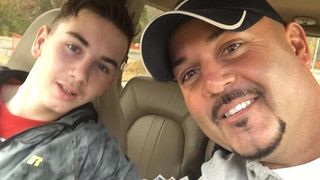 Un barbat a gasit poze cu o fetita goala in telefonul fiului sau. Barbatul nu a stat pe ganduri si a mers direct la politie