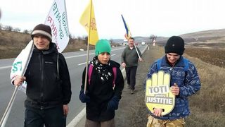 Clujenii care protesteaza mergand pe jos pana la Bucuresti au parcurs deja peste 100 de kilometri, fiind intampinati pe traseu cu ceaiuri si sandviciuri