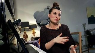 Cum a ajuns o femeie de afaceri sa participe la Eurovision, cu o piesa scrisa chiar de ea in cateva minute! Afla povestea Simonei