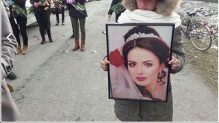 Durere fara margini la inmormantarea Cristinei Manea, tanara mamica din Arges, rapusa de o boala cumplita. Cu lacrimi in ochi, zeci de oameni au condus-o ieri pe ultimul drum