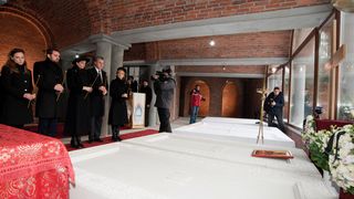 Ce a aparut langa mormantul Regelui Mihai? S-a vazut acum, la parastasul de 40 de zile