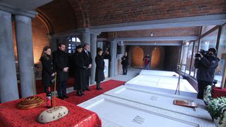 Acum, langa cripta Regelui au aparut altele, acoperite cu panza