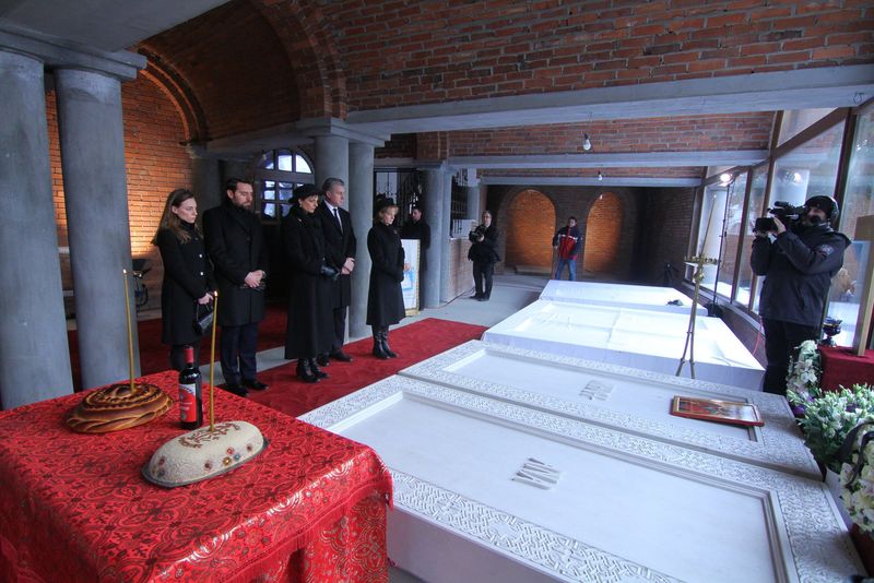 Acum, langa cripta Regelui au aparut altele, acoperite cu panza