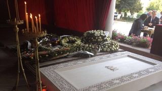 Imediat dupa inmormantarea Reginei Ana a aparut cripta Regelui, acoperita cu o panza